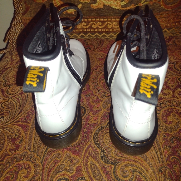 DR.MARTENS 1460 WOMENS ANKLE BOOTS COMFORT WHITE PATENT LEATHER SIZE 37 NEW - Picture 1 of 3